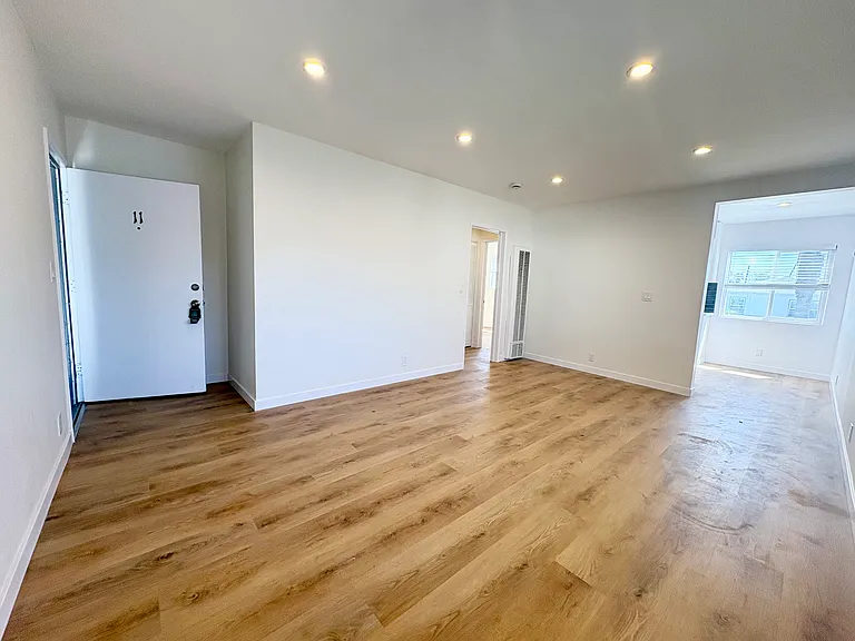 655 Westminster Ave #11 — Photo 5