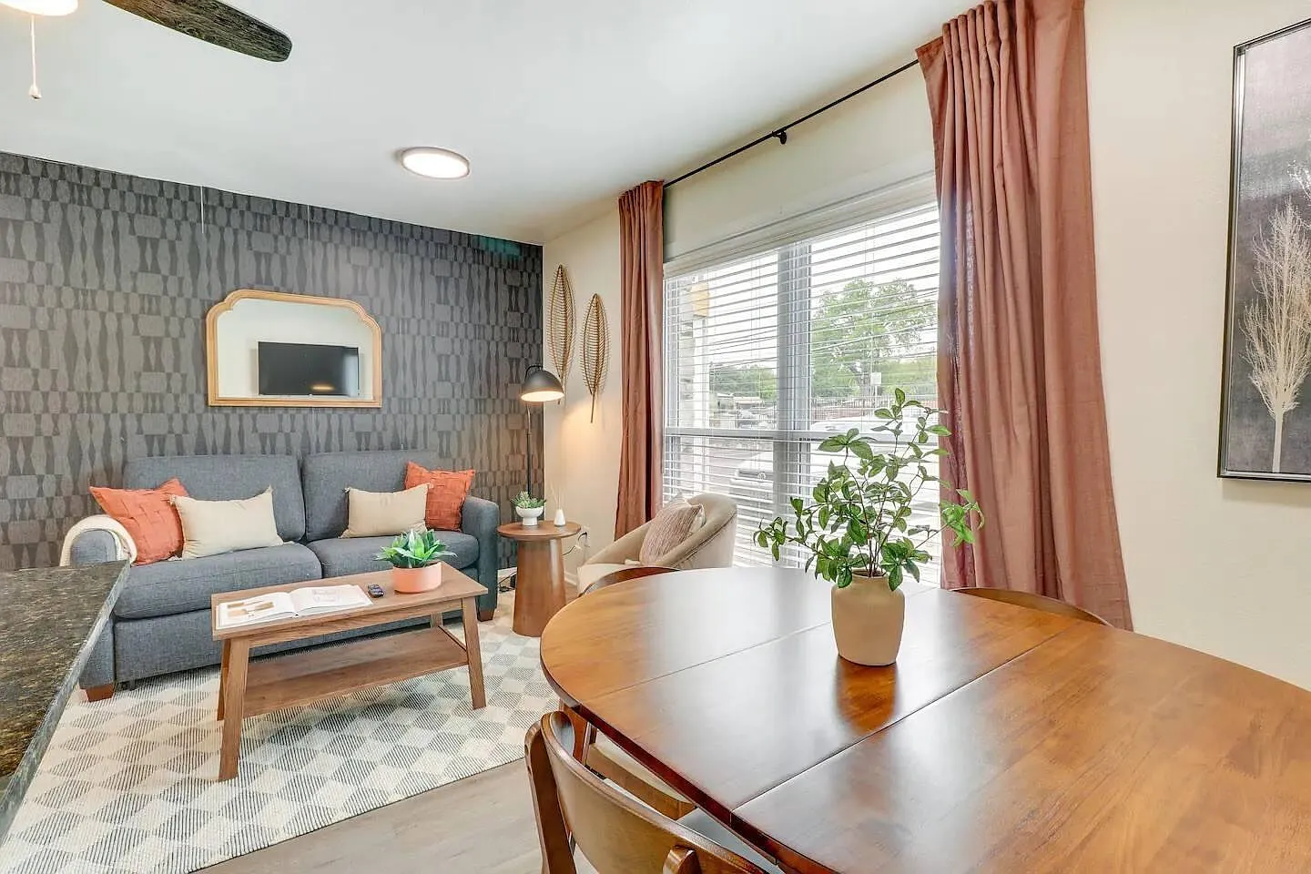 1 bed, 1.0 bath, 550 sqft, $1,300 — Photo 1