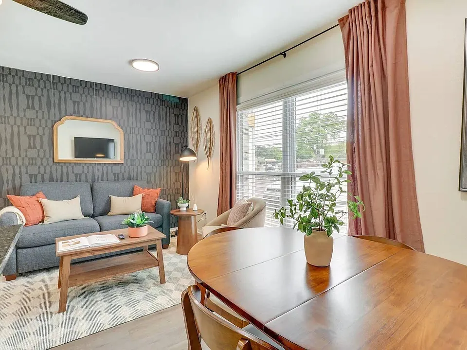 2401 Manor Rd #129