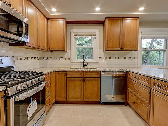 4th image of 4315 W Melrose St #1