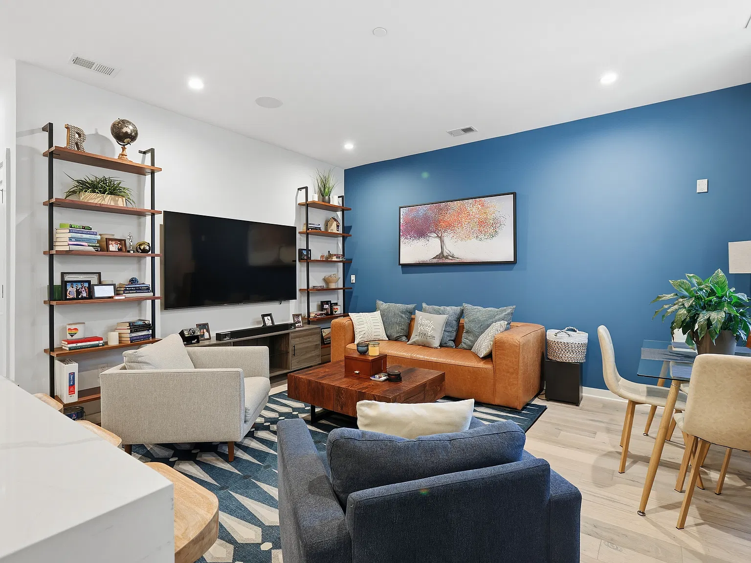 2 bed, 843 sqft, $2,800 — Photo 2