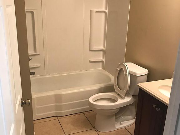 4th image of 211 Longview Dr