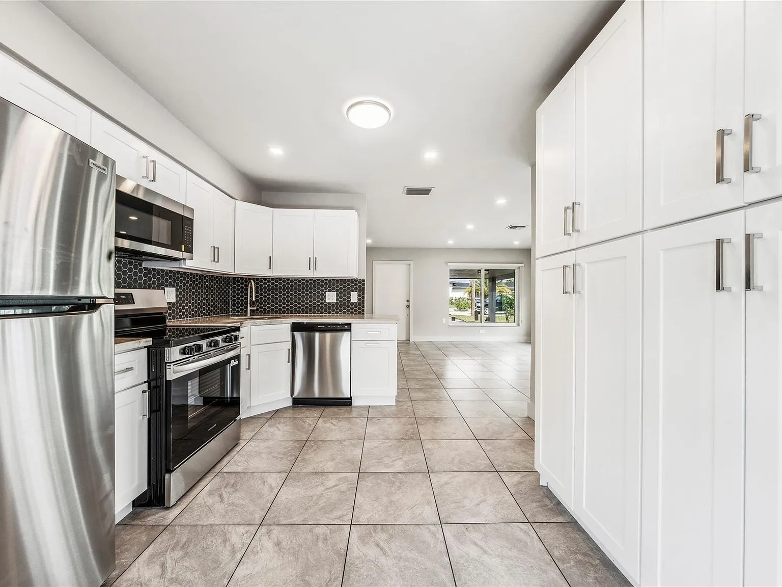 2 bed, 2.0 bath, 988 sqft, $3,500 — Photo 4