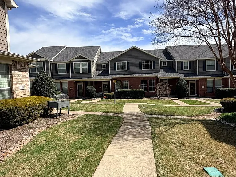 2205 Stoneleigh Pl — Photo 2