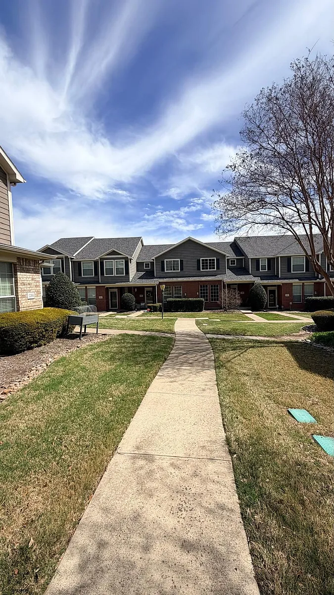 Building Photo - 2205 Stoneleigh Pl