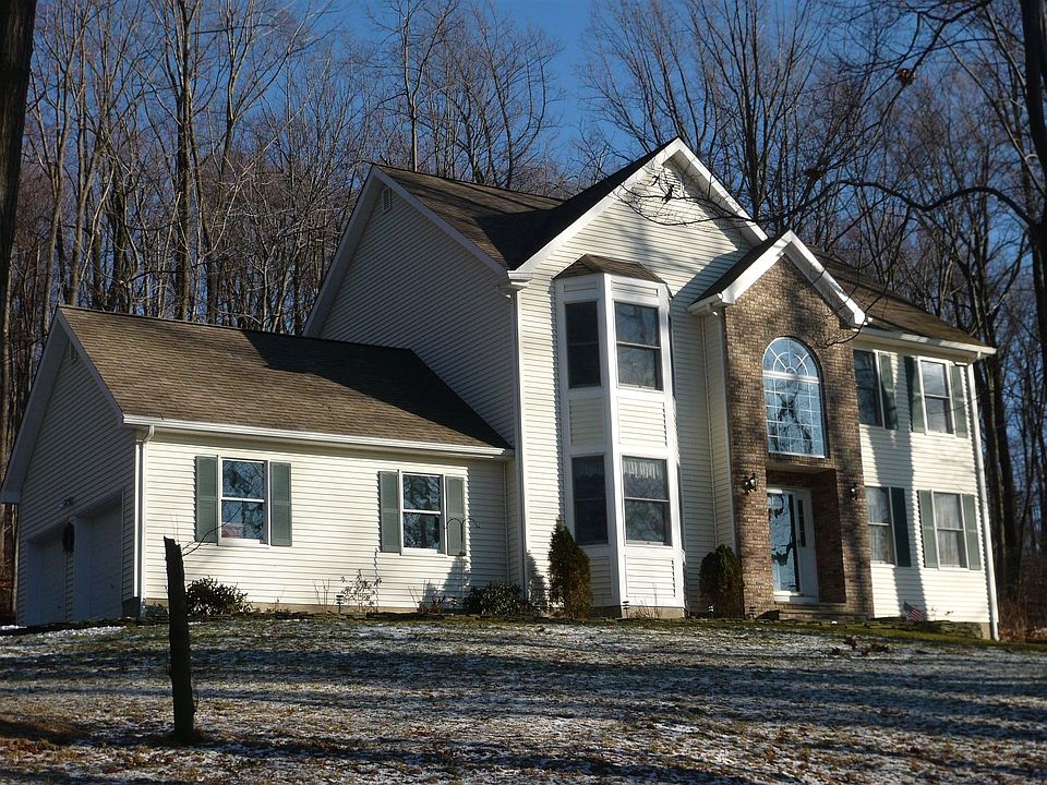 Young Colonial, Gently Lived In, Great Mountain Views!