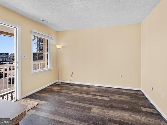 5th image of 506 Lark Ln Unit 6