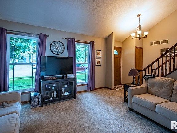 4th image of 1016 W Donahue Ct