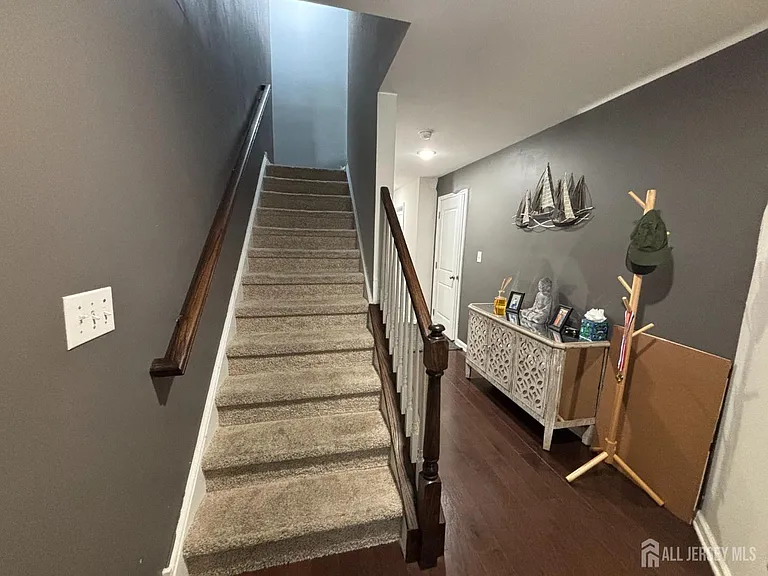 1106 Hights Farm Rd N — Photo 2