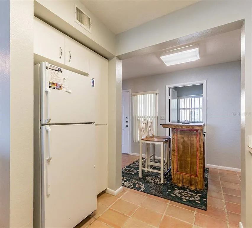2 bed, 2.0 bath, 1215 sqft, $9,398 — Photo 4