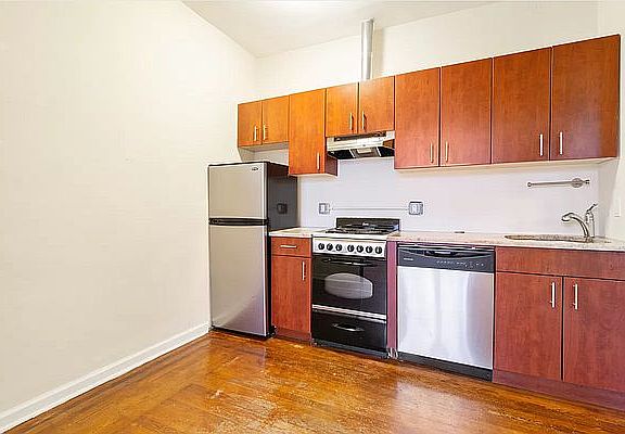 3rd image of 98 Macdougal St APT 4B