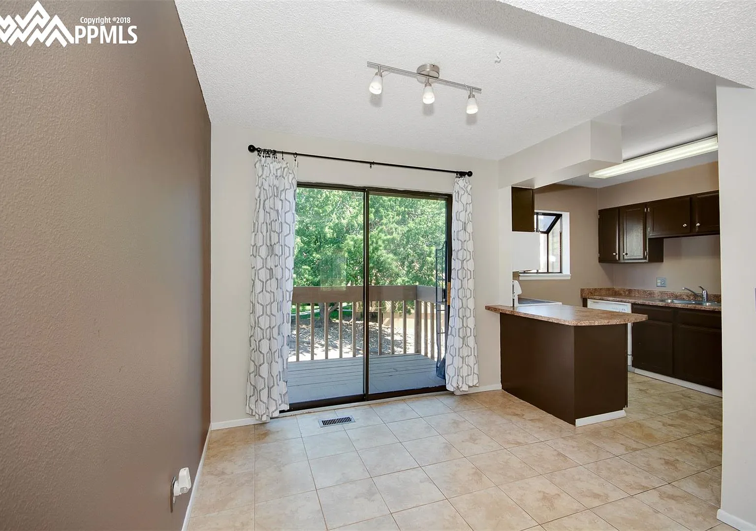 2 bed, 2.5 bath, 1076 sqft, $1,700 — Photo 3