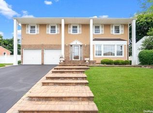 5 Albergo Ln, Syosset, NY 11791