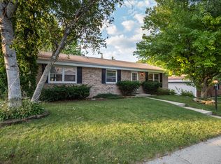 2002 Dixie Dr, Waukesha, WI 53189