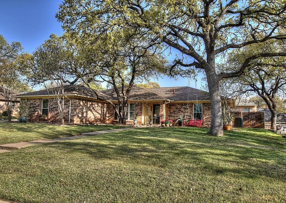 Awesome single story home on deadend street in established neighborhood