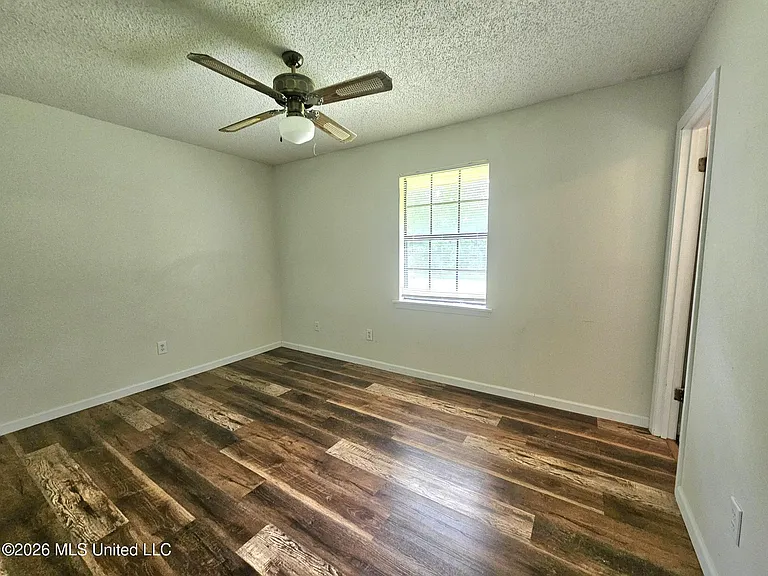 530 Easterbrook St — Photo 9