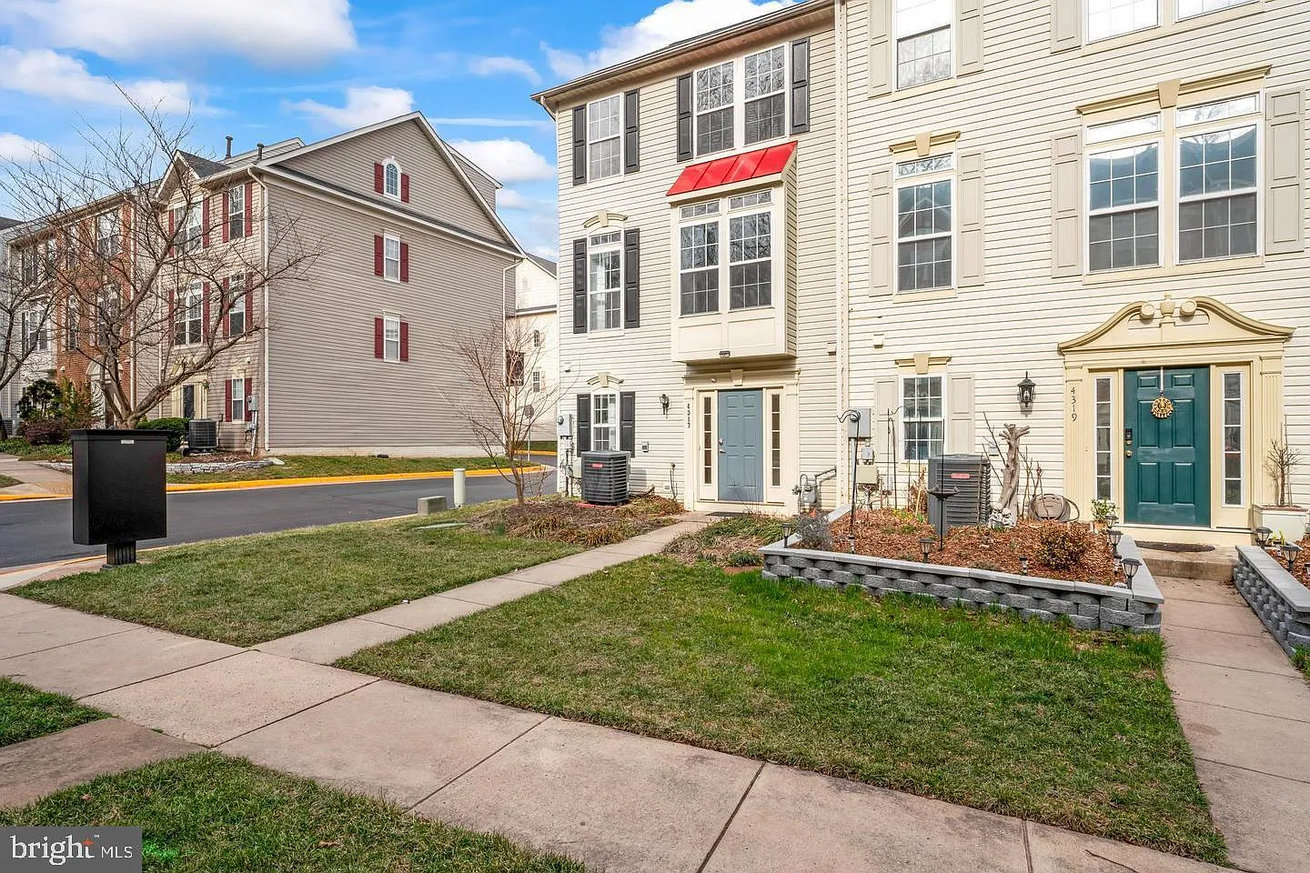 4 bed, 2.5 bath, 1776 sqft, $3,400 — Photo 2