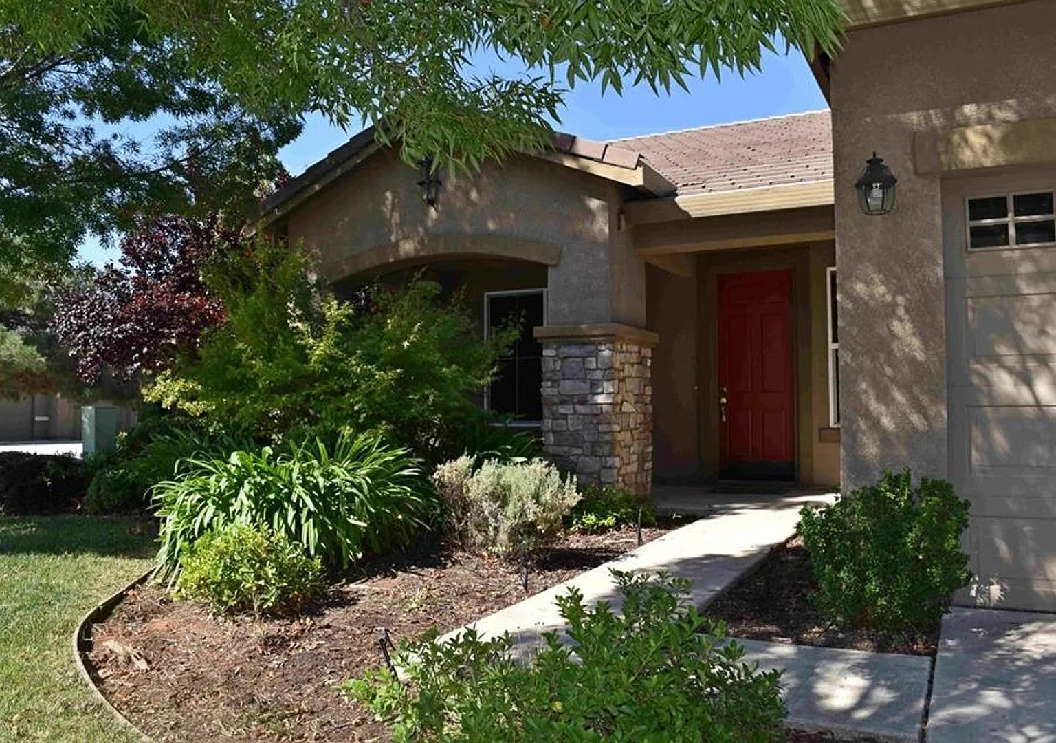 Beautiful Single-Story Home in a Desirable Lincoln Neighborhood! — Photo 1