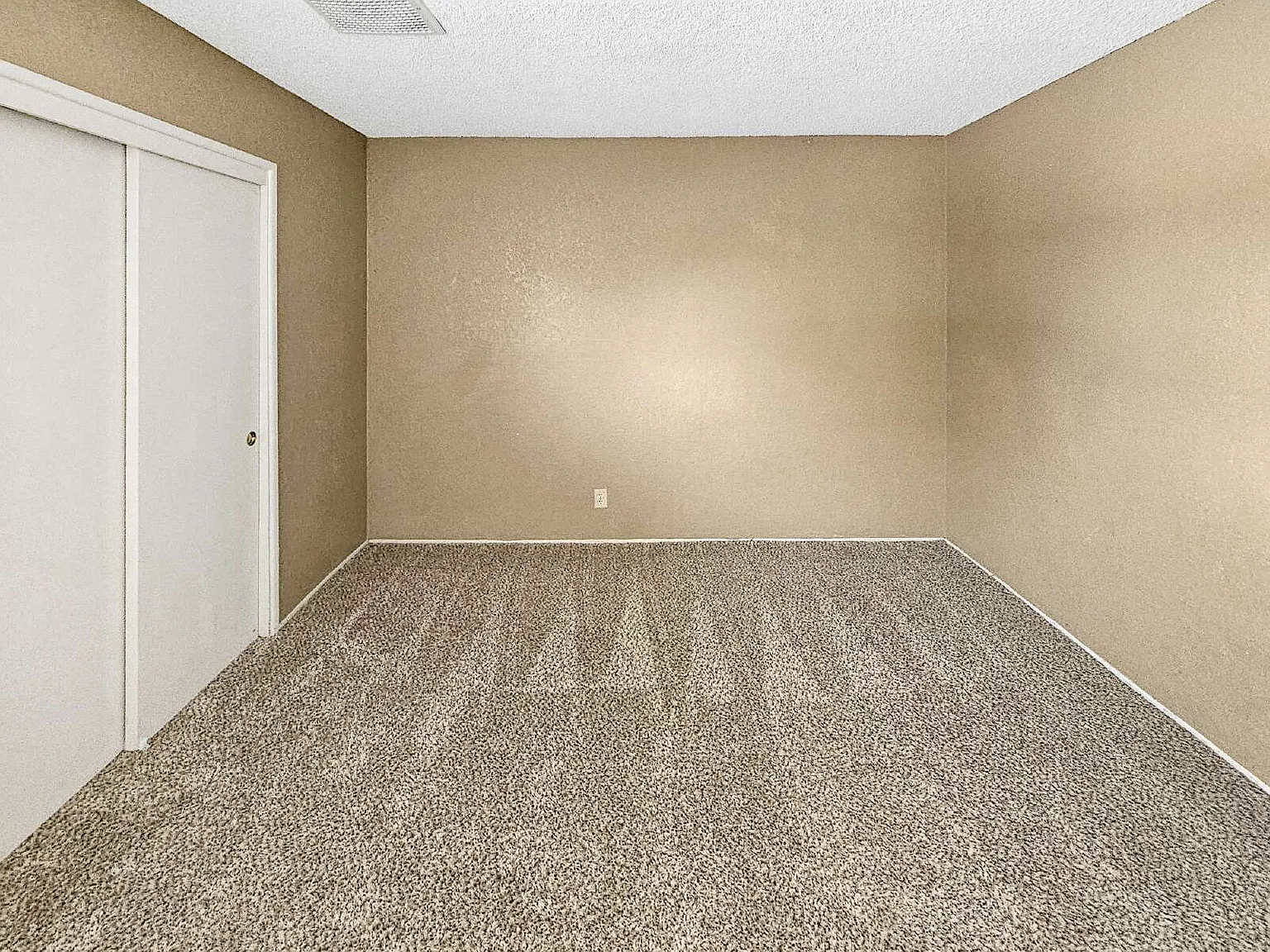 3 bed, 3.0 bath, 1372 sqft, $1,500 — Photo 2
