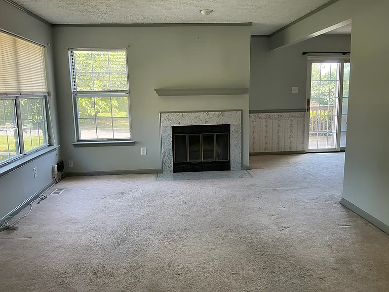 2202 N Tollgate Cir — Photo 2