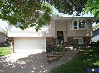 5727 NW 10th St, Lincoln, NE 68521