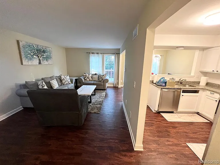 3143 Village Cir S — Photo 5