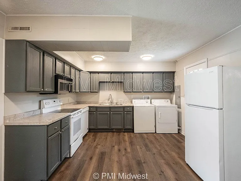 316 S Kenmore Rd — Photo 6