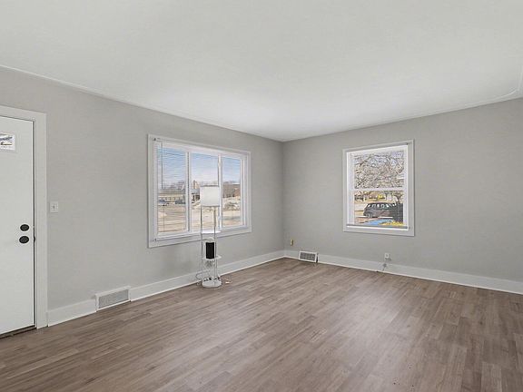 5th image of 3486 Oak St