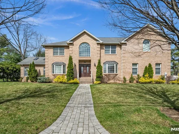 683 Victoria Ave, Paramus, NJ 07652