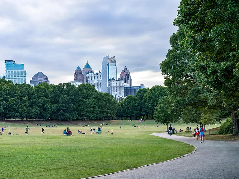 Modera Parkside is just 0.3 miles from Piedmont Park and the Beltline dining scene, offering you quick access to beautiful outdoor spaces and a variety of delicious restaurants. Experience the vibrant energy of Midtown Atlanta right at your doorstep!