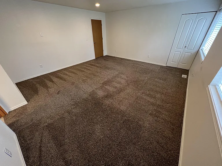 103 E Grand St — Photo 33