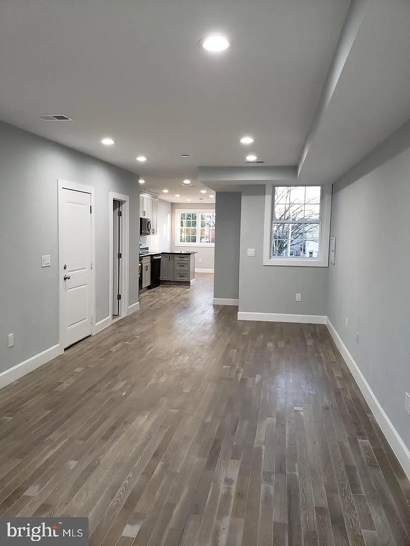 3 bed, 2.5 bath, 1305 sqft, $4,100 — Photo 3