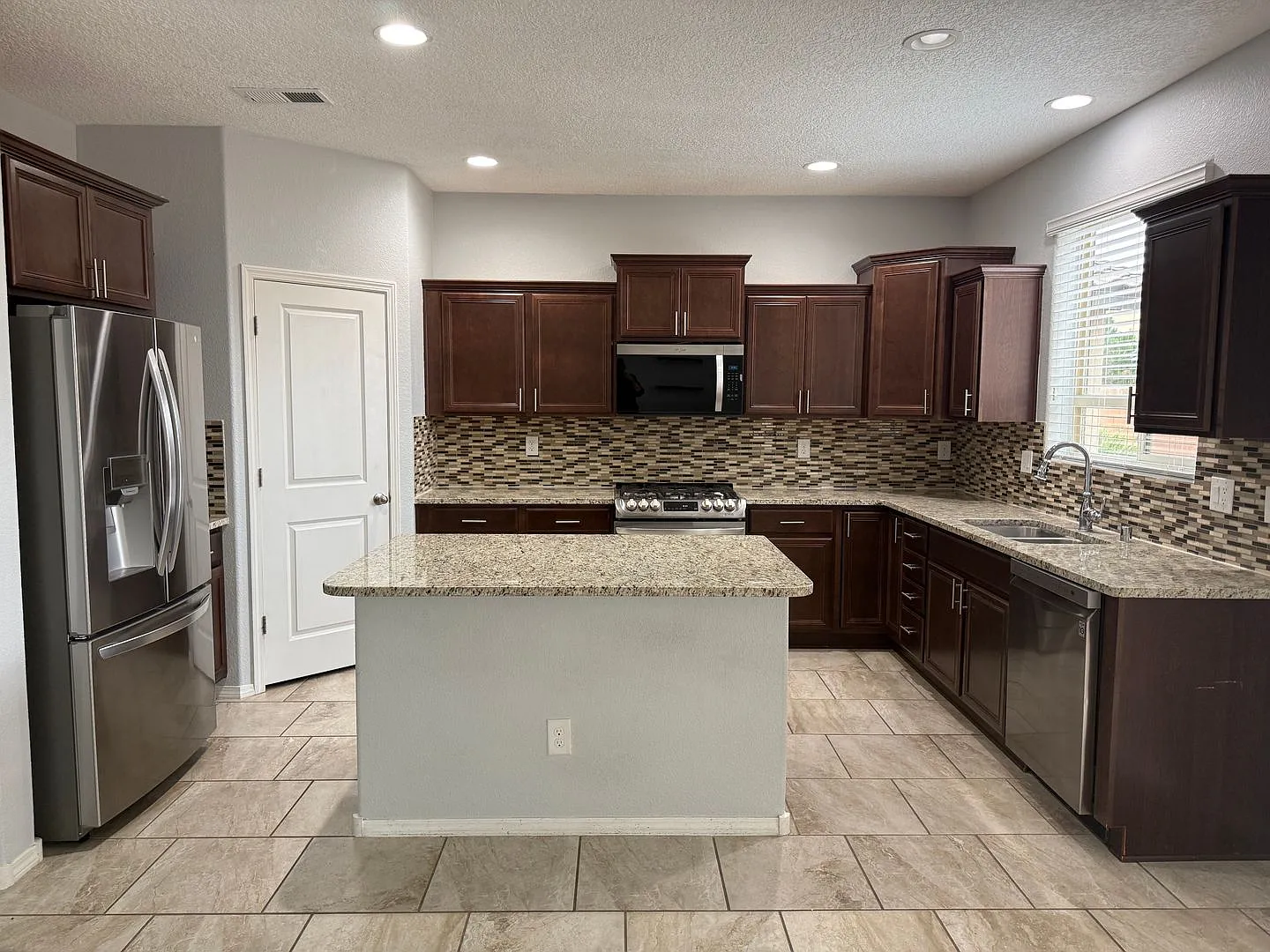 Modern 4 Br, 3 Ba w/ major appliances, 2723 sq ft and 3 living areas. — Photo 4