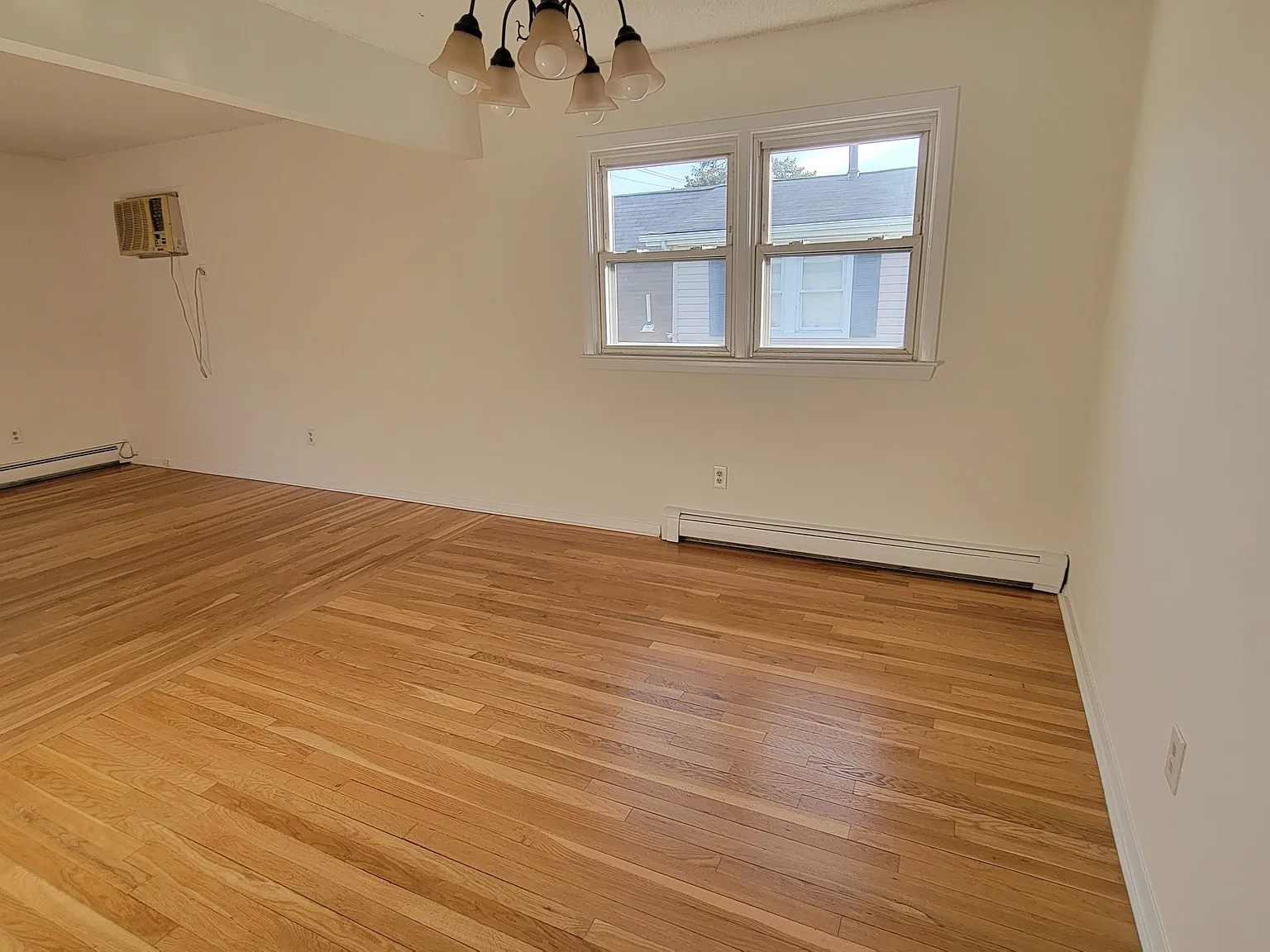 3 bed, 1050 sqft, $2,700 — Photo 3