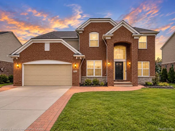49184 Gracechurch Rd, Macomb, MI 48044