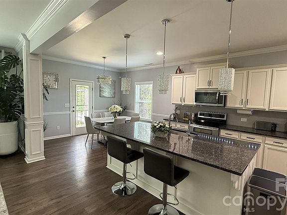 3rd image of 332 Wyndham Forest Cir