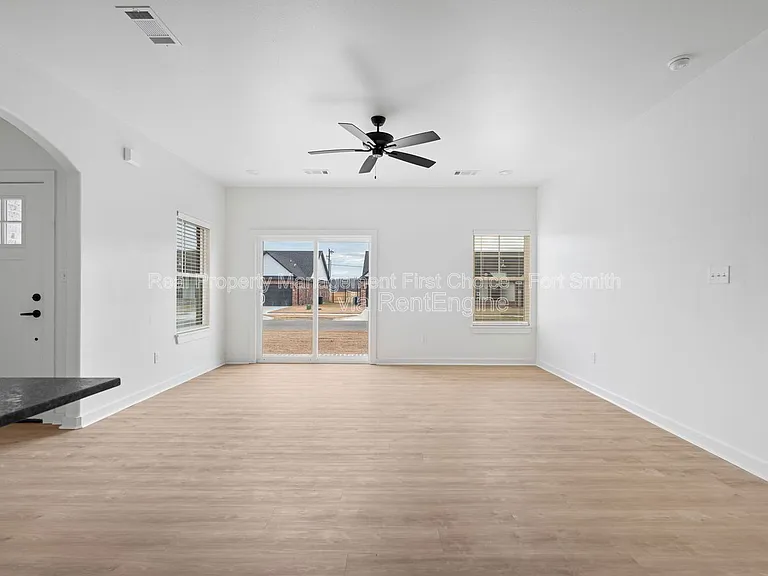 8900 Cambria Cir #B — Photo 2