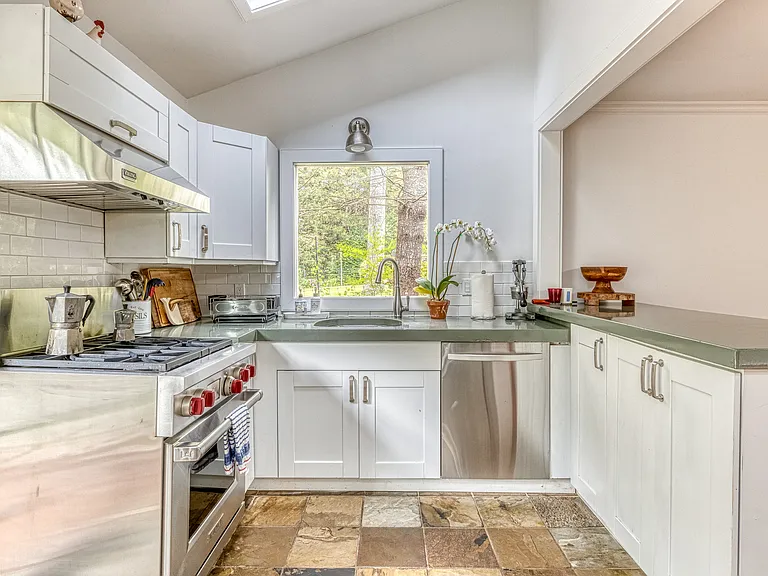 49 Cedar Dr — Photo 34