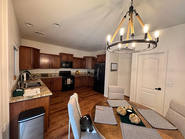 Kitchen / Dining area