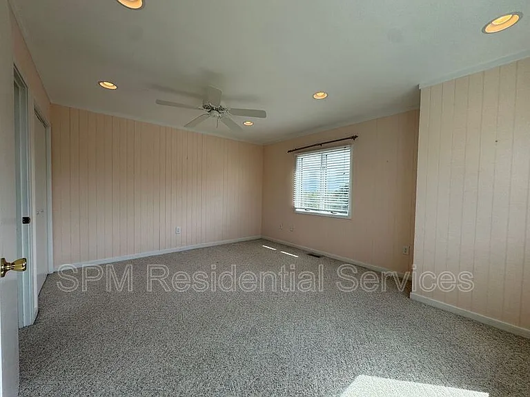 1154 Monroe Ln — Photo 15