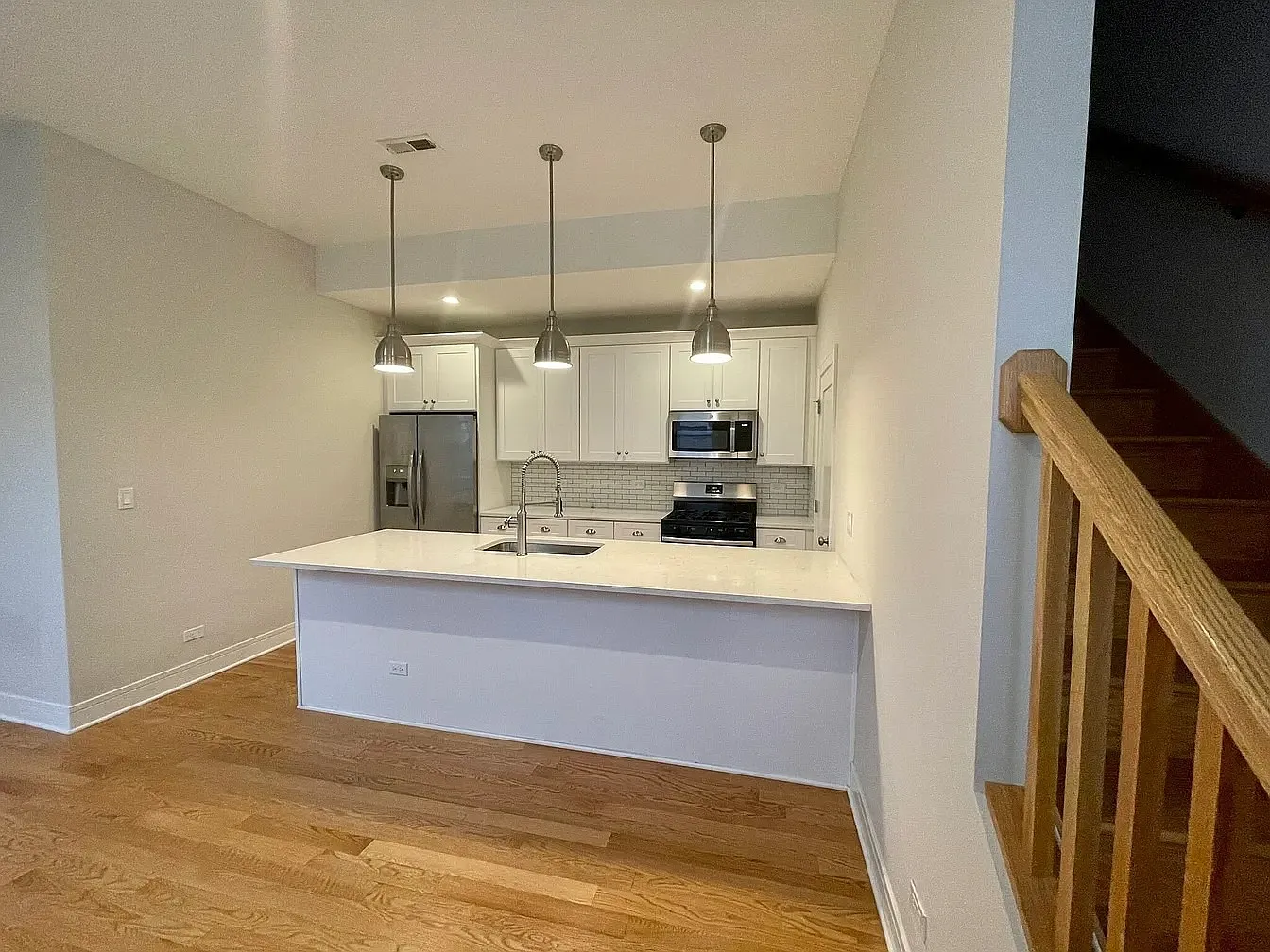 Gorgeous, Rehabbed 3bd/1.5bth, heart of Pilsen, Avail Sept 1ST! — Photo 3
