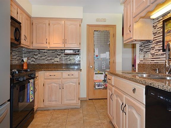 5th image of 19535 Cambridge Dr