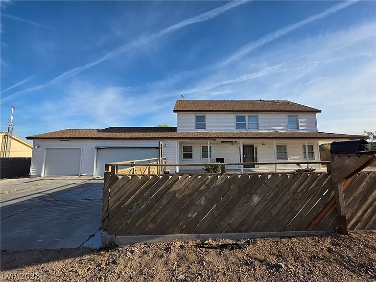 1590 Mustang Dr — Photo 2