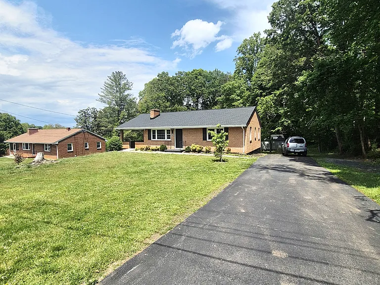 200 Wellview Dr — Photo 2