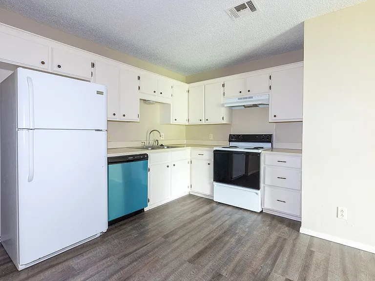 W Lillian St Fourplex — Photo 32