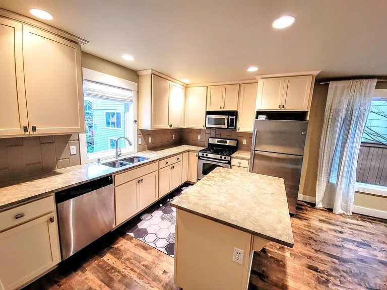 3814 Interlake Ave N #B — Photo 2