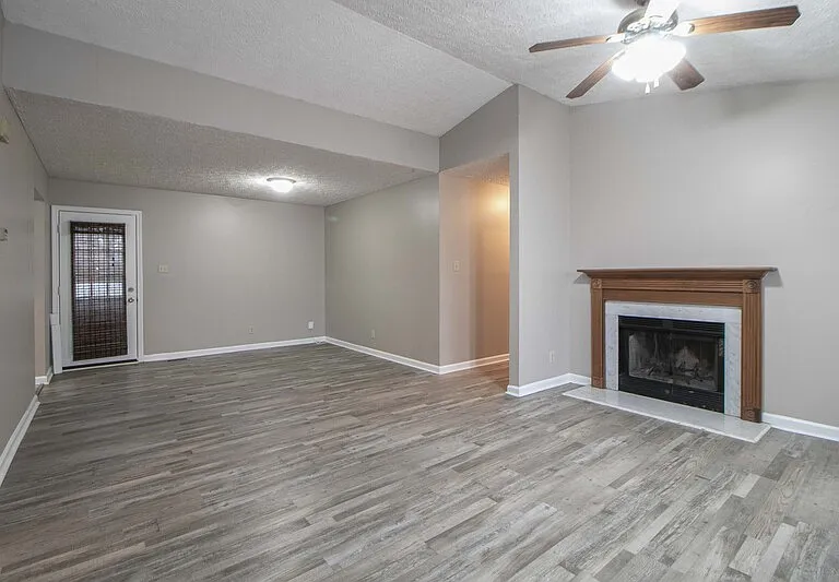 131 Lilian Dr — Photo 2