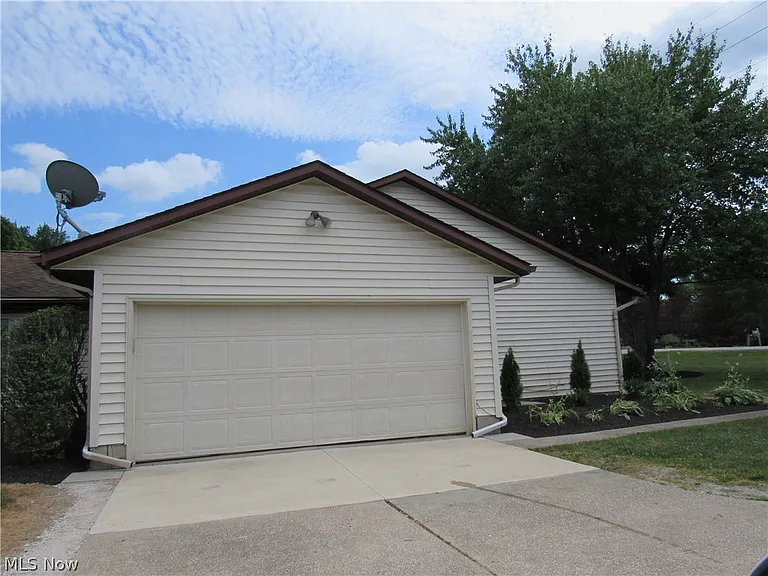 7155 Auburn Rd — Photo 36