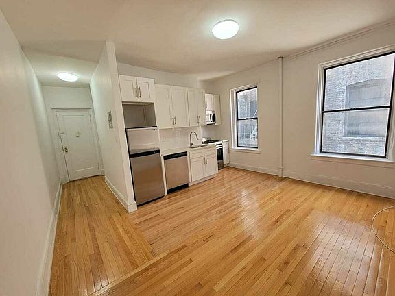 2nd image of 12 Pinehurst Ave APT 4J