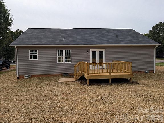 2nd image of 2746 Magnolia St